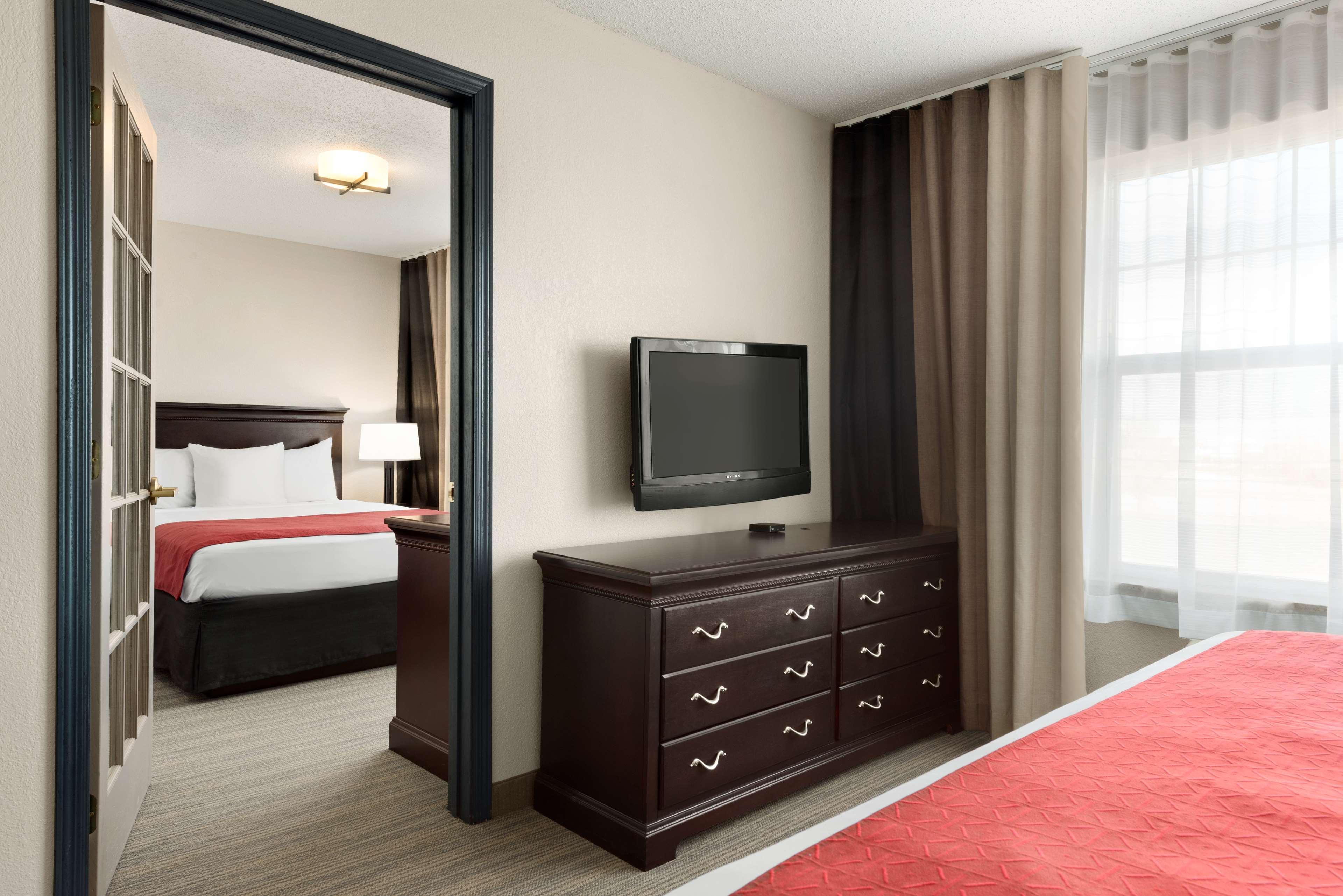 Country Inn & Suites By Radisson, Kansas City At Village West, Ks Bonner Springs Экстерьер фото